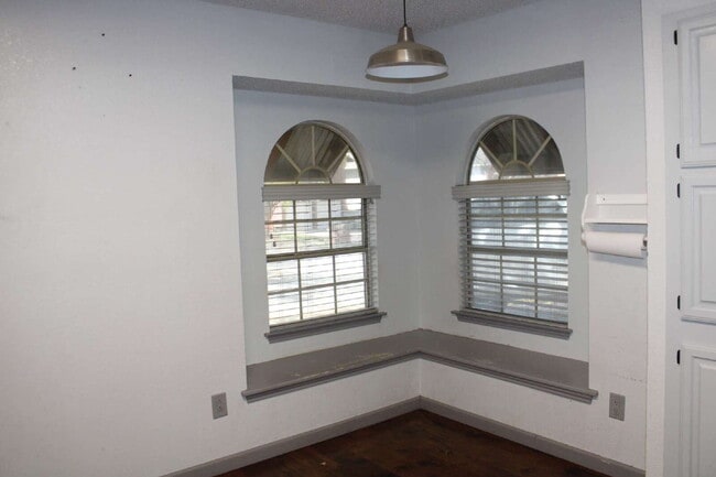 Building Photo - 915 W Lovers Ln