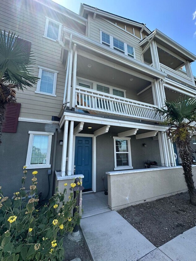 Foto principal - 3-Bedroom Condo with Modern Finishes and G...
