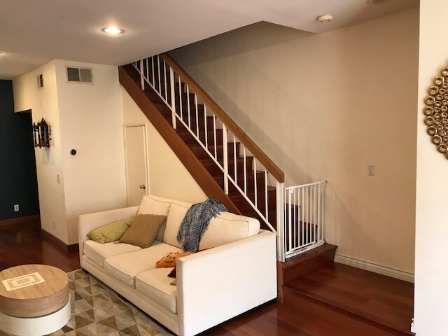 Sala de estar de dos niveles - 2405 34th St