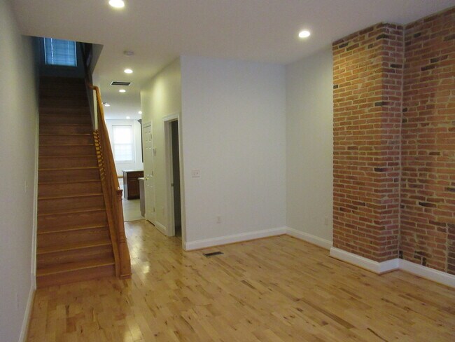 Foto del edificio - Charming 4 Bedroom/3.5 Bathroom Townhome with Parking Pad in Station North, MD!