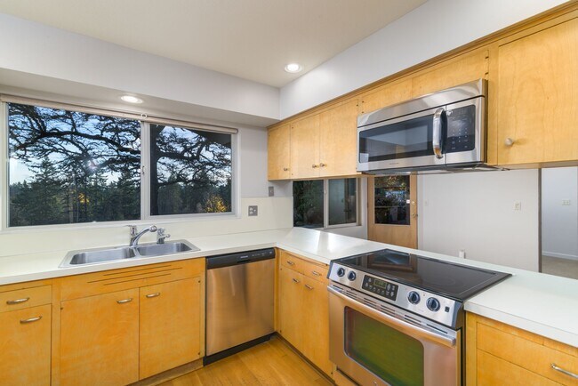 Building Photo - Expansive 5-Bedroom Lake Oswego Property N...