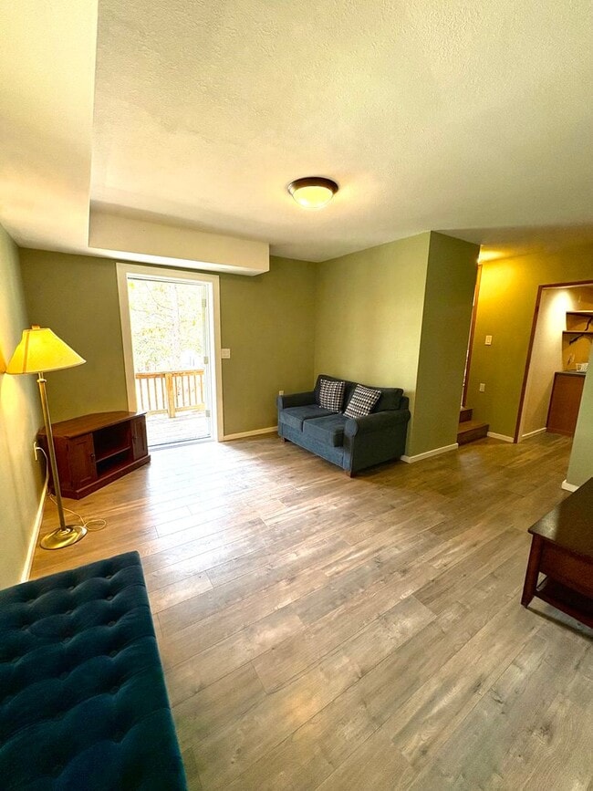 Building Photo - Cozy Basement Studio Apartment in NW Bend!