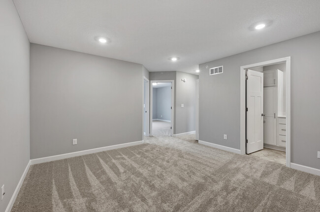 Building Photo - 10889 Everest Pl N