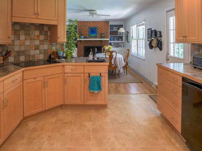 Building Photo - 703 Longview St