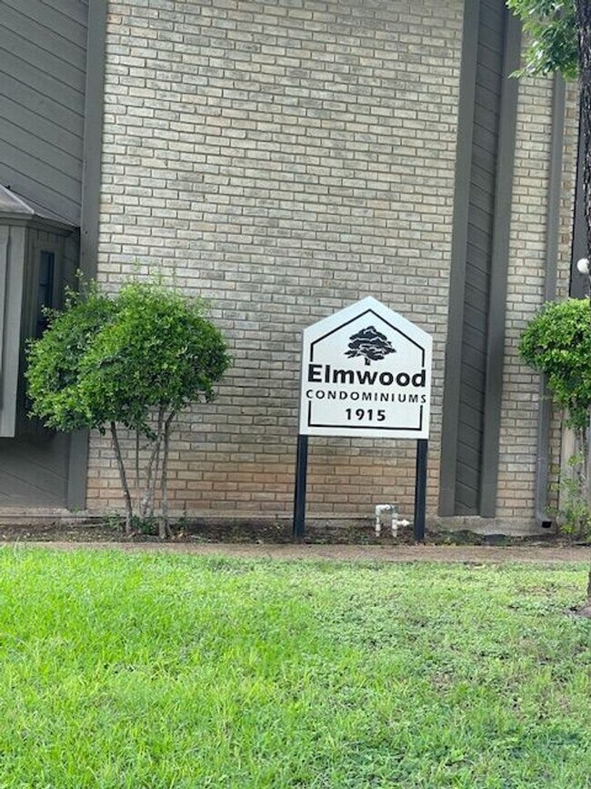 Building Photo - Spacious 2 bedroom Townhome-Style Condo Near Baylor