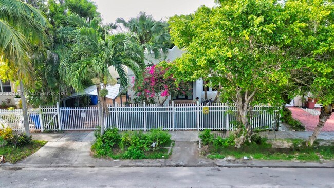 Foto del edificio - 1676 SW 11th St