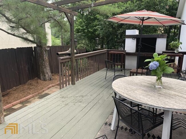 Foto del edificio - 325 Medridge Dr