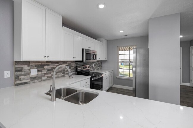 Building Photo - 1326 W Sackett St