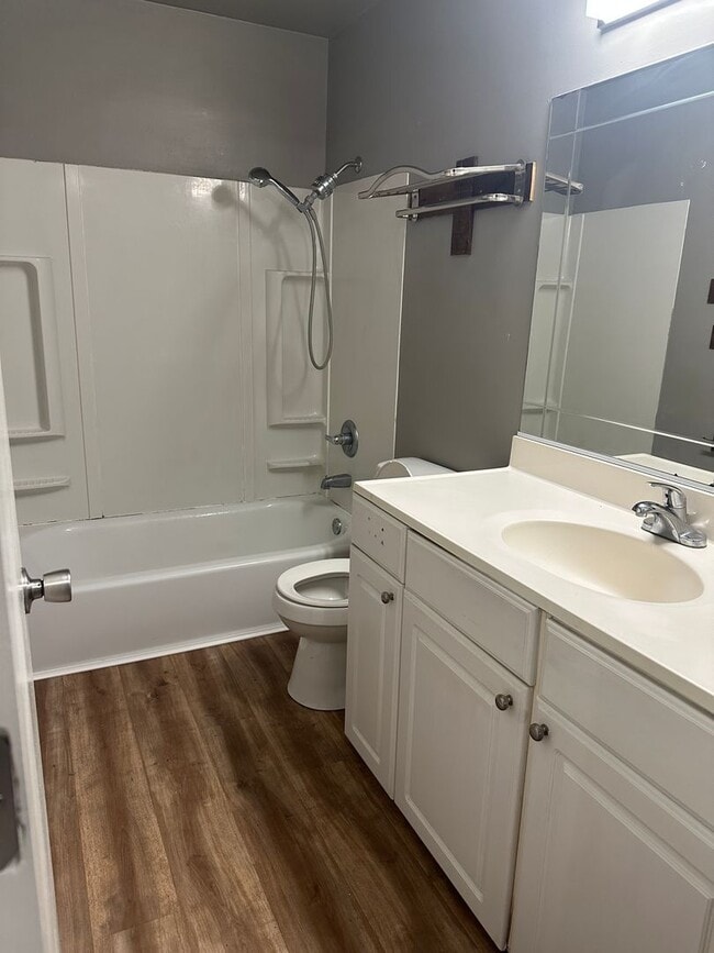 Building Photo - 3 Bed/1 Bath - Heat included!
