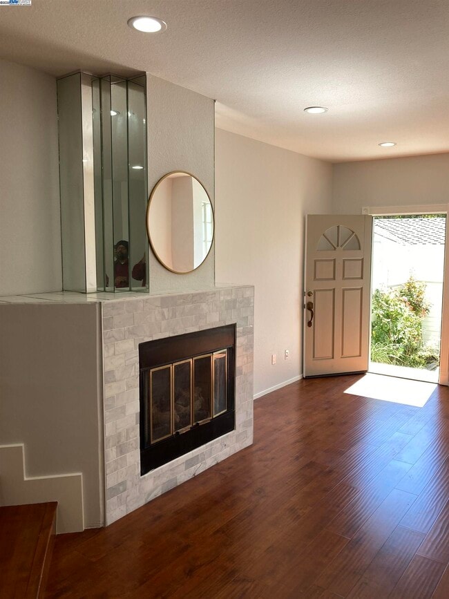 Building Photo - 987 Belmont Terrace