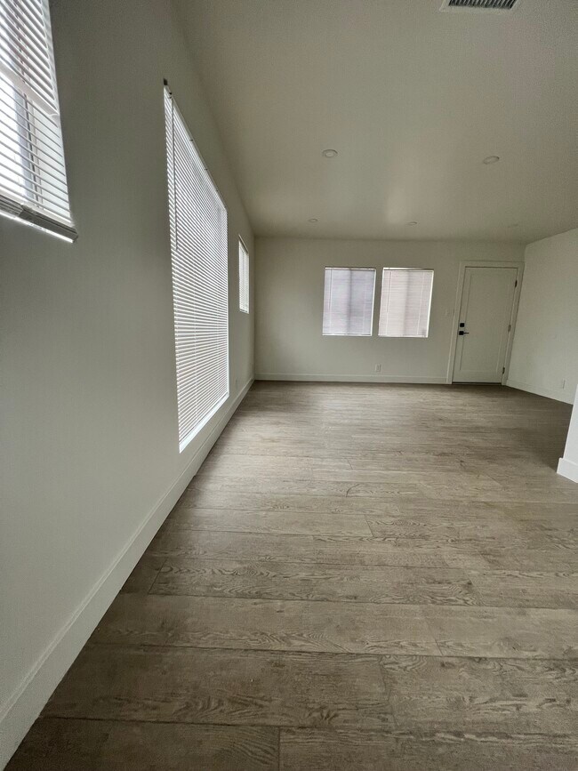 Building Photo - 528 W 93rd St