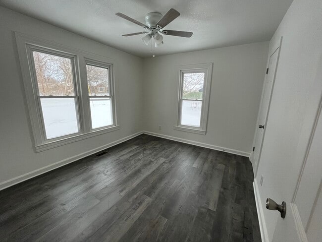 Building Photo - 805 W 84th St