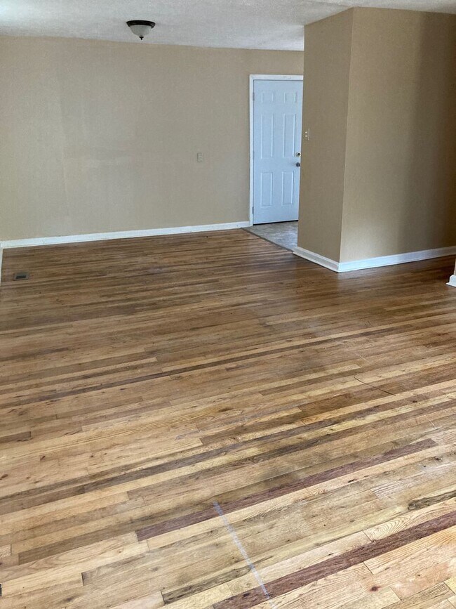 Building Photo - 2 bdrm, 1 bth Available for Rent