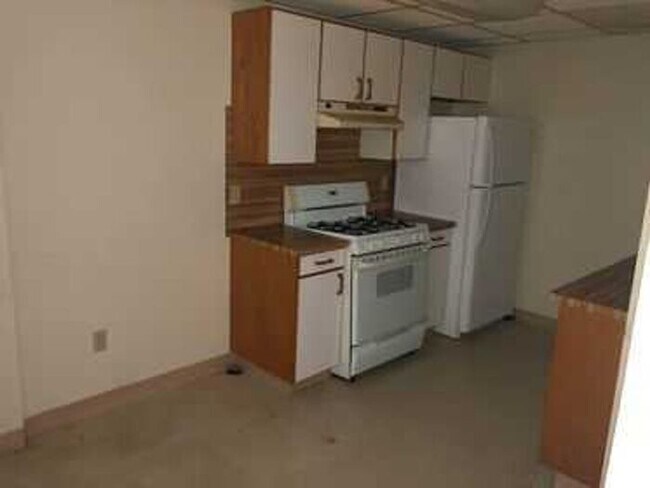 Building Photo - Conveniently Located 2-Bedroom Pet-friendl...