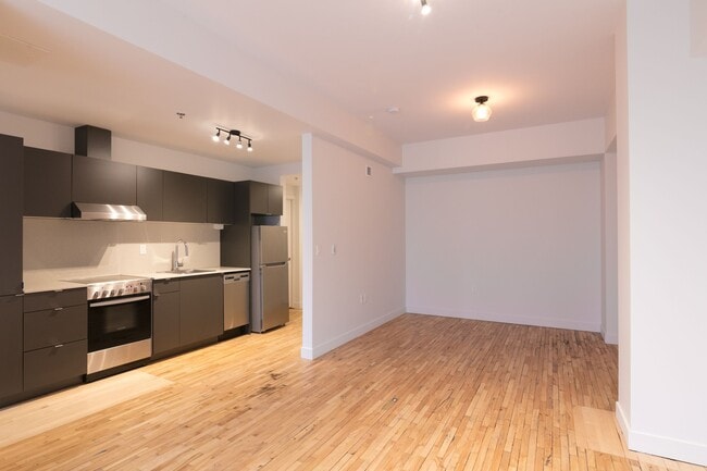 Building Photo - 4350 Av. de l'Hôtel-de-Ville