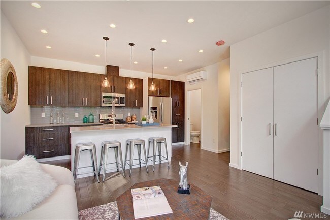 Foto del edificio - 5953 Fauntleroy Way SW