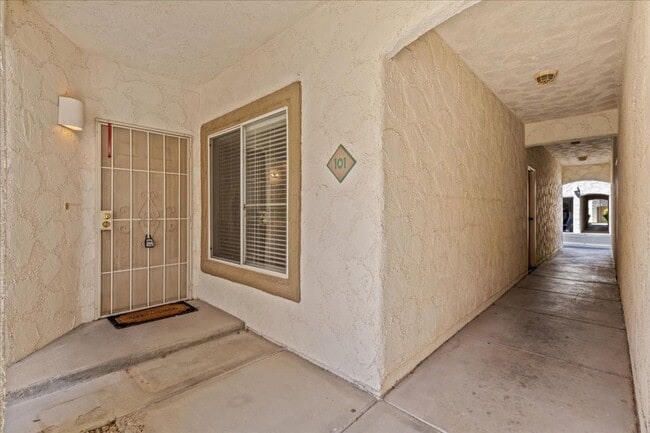 Building Photo - Sleek 2 Bedroom Condo with 2 Car Garage Ne...