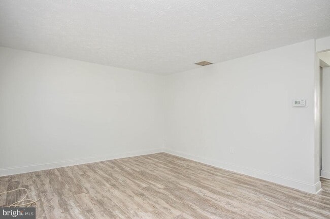 Building Photo - 14550 Farmcrest Pl