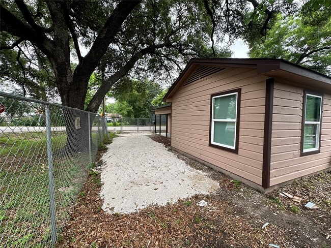 Building Photo - 6911 Bauman Rd