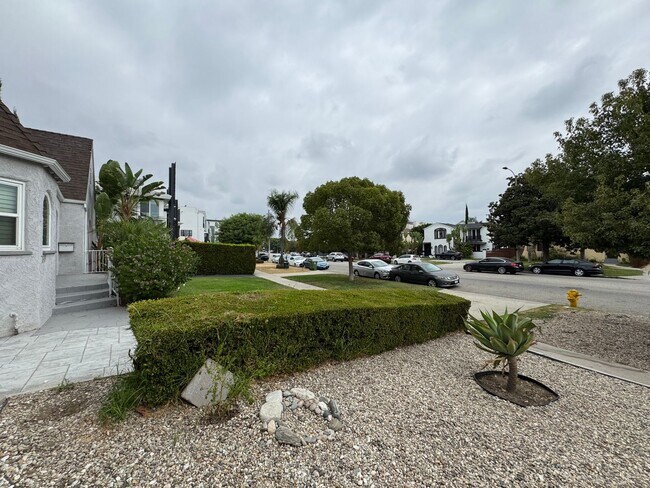 Foto del edificio - Large centrally located unit with shared yard