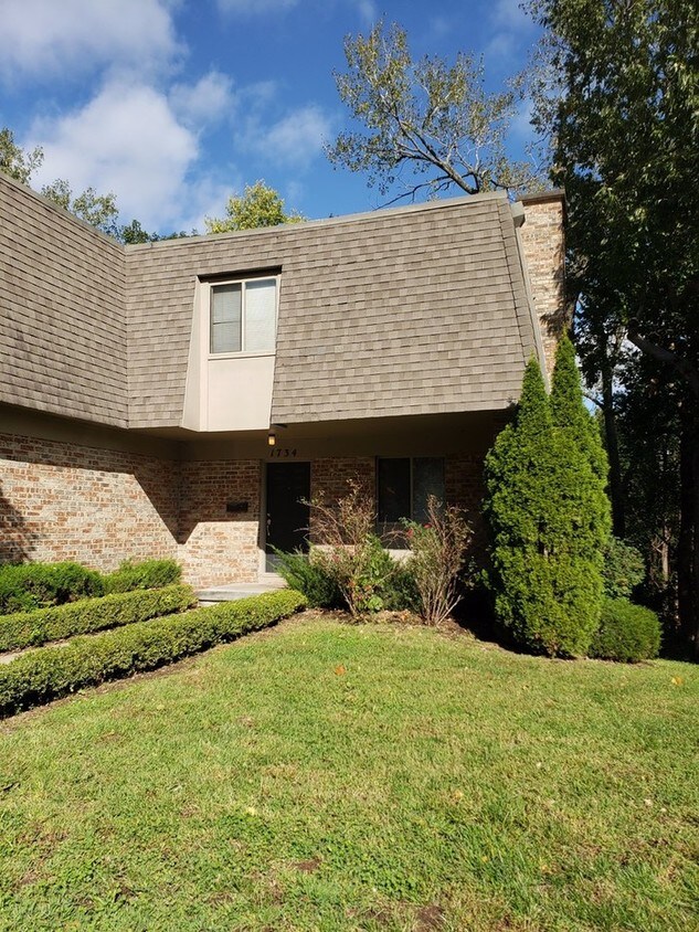 Foto principal - Spacious South KC Townhome-Showing NOW!!