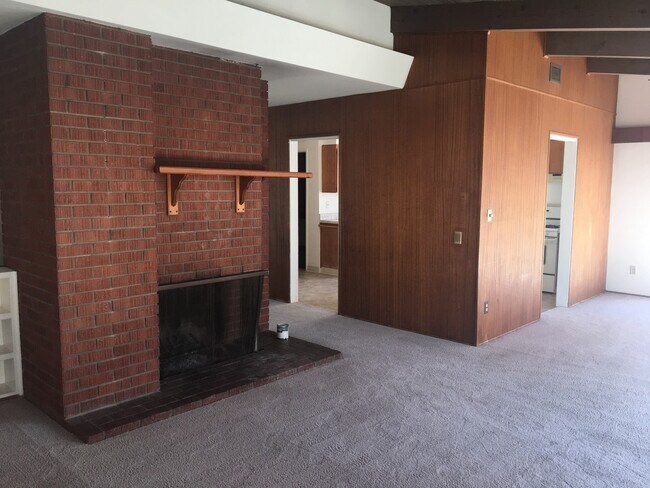 Foto del edificio - Country Club Area home with 4 bedrooms and...