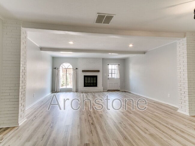 Building Photo - 3103 W Wilshire Blvd