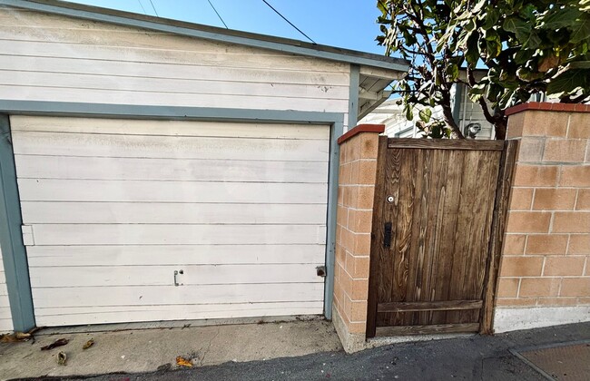 Building Photo - Secluded Back House w/ Private entry + garage