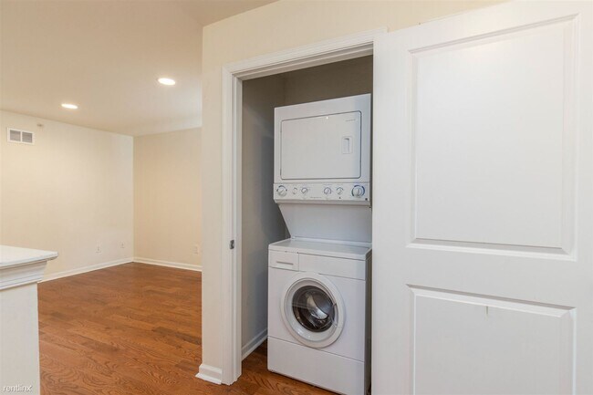 Building Photo - 4 br, 2 bath Duplex - 1822 WILLINGTON ST U...