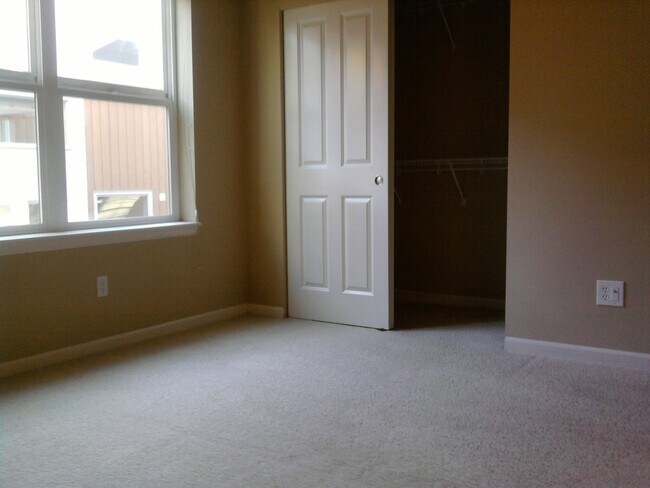 Building Photo - Discovery Park Townhouse