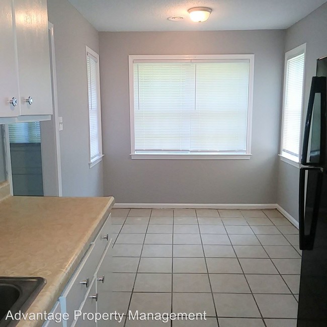 Building Photo - 3 br, 1.5 bath House - 3122 Spring Hill Dr.