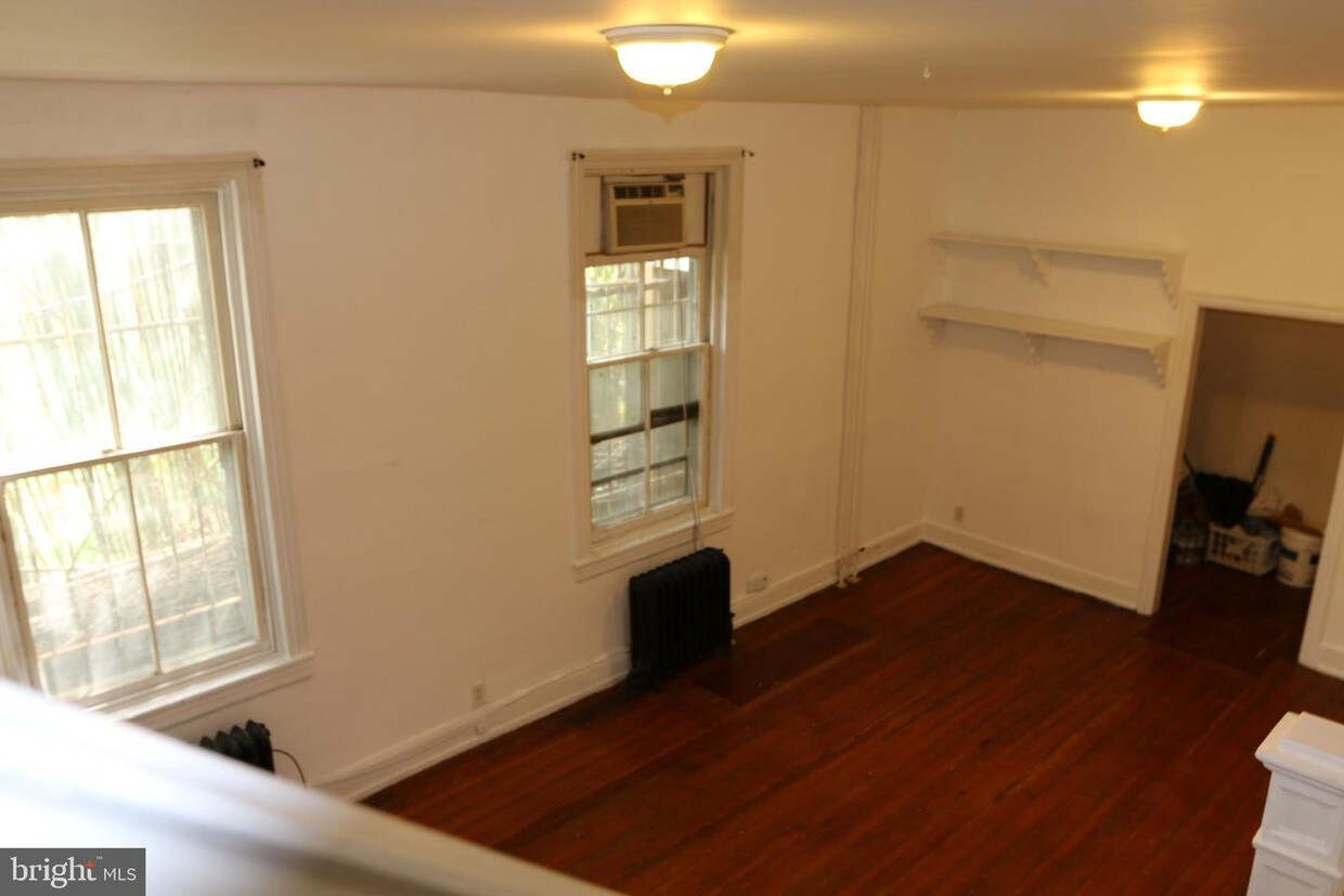 Primary Photo - 221 Poplar St