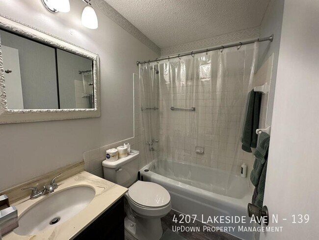 Foto del edificio - 4207 Lakeside Ave N