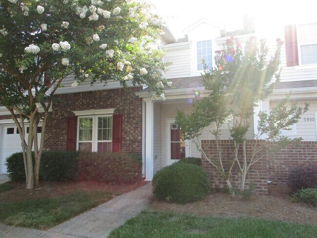 Foto del edificio - APPLICATIONS PENDING-Pretty 3 Bedroom Town...
