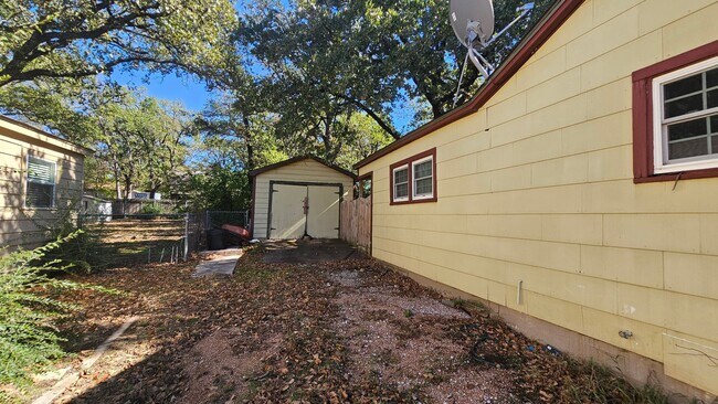 Photo - 2620 N Elm St House