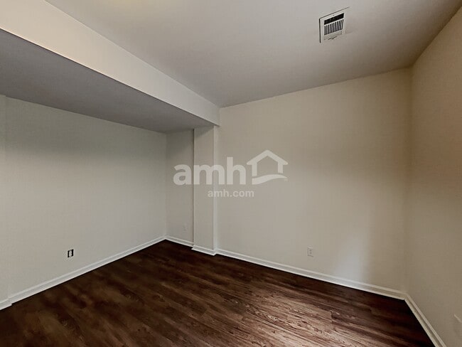 Foto del edificio - 7142 Big Woods Dr