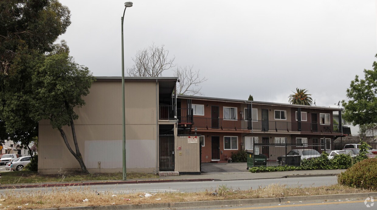 Foto del edificio - 6689 Bancroft Ave