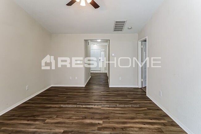Building Photo - 3037 Pinecrest St