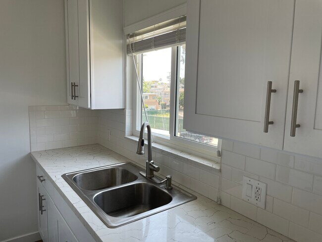 Building Photo - 1246 S Saltair Ave