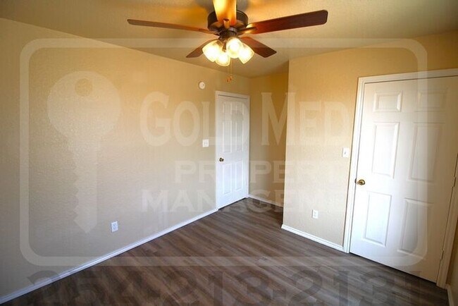 Building Photo - Cozy 3-bed, 2-bath fourplex now available for rent! - Don't miss out!