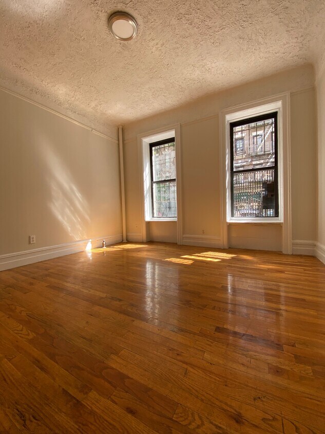 COMMON AREA - 981 Amsterdam Ave
