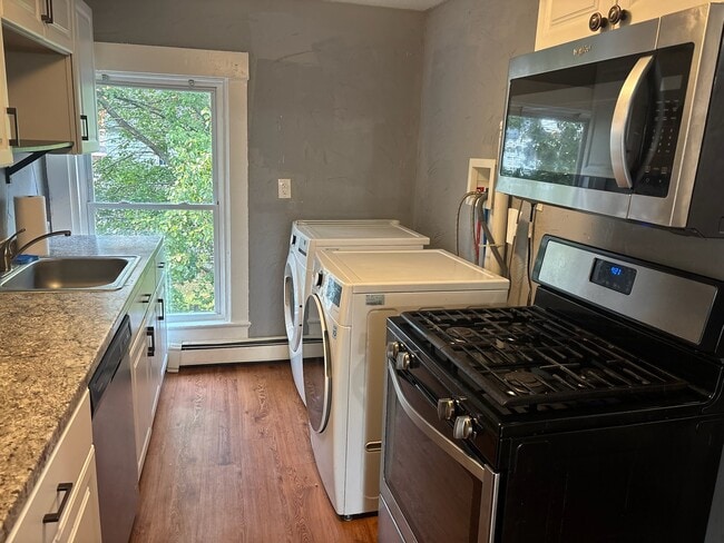 Building Photo - 14 Pleasant St