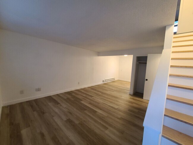 Foto del edificio - Spacious 1-Bedroom with Parking in Scenic ...