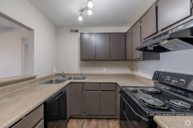 2BR, 1BA - 920SF - Kitchen - Southwood