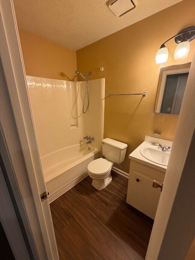 Foto del edificio - 2 Bedroom Available Today!