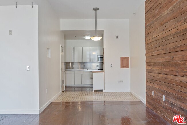 Building Photo - 257 S Spring St