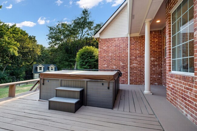 Building Photo - 5 Meadowbrook Cir