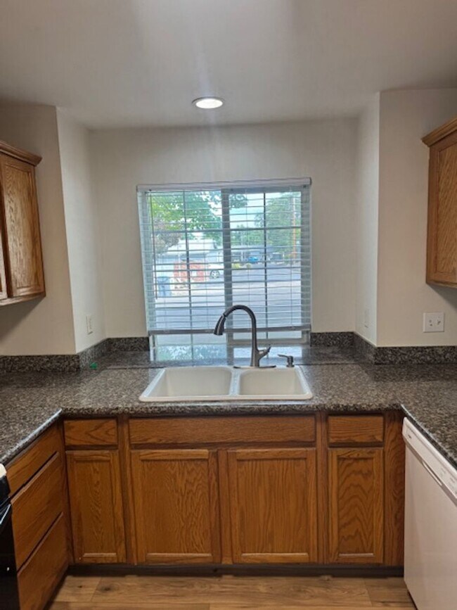 Foto del edificio - COMING SOON - 3 BEDROOM TOWNHOME W/ GARAGE- FRESH PAINT AND NEW FLOORING