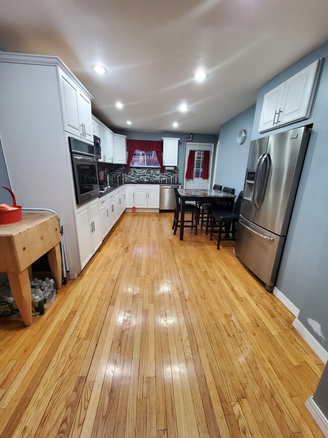 Building Photo - 445 Halsey St
