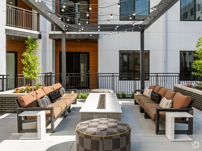 Pool & Lounge - The Hudson